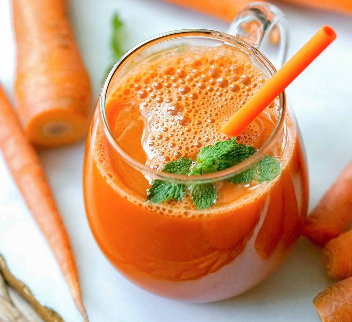 Свежевыжатая морковь. Морковный сок. Морковный сок со сливками. Сок морковный подача. Морковный сок вид сверху.